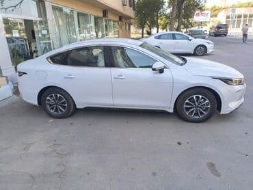 byd ilkin ödənişsiz: BYD sedan – ağ rəngli, müasir dizaynlı hibrid/elektrik üslublu şəhər — 3