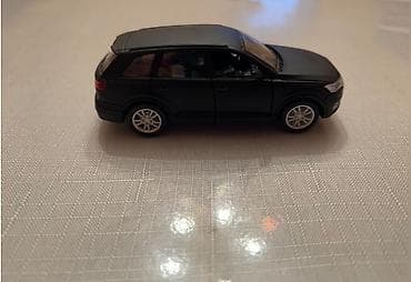 4 ilə audi: Metal oyuncaq avtomobil – qara rəngli SUV model. Xüsusiyyətlər: - — 3