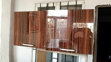 Mətbəx üçün divar şkafı - Material: parlaq səthli, ağac naxışlı — 1