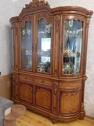 Şüşəli dolab vitrini