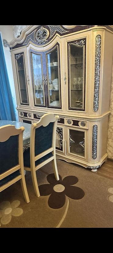 yataq mebeli taxt: Klassik üslubda qonaq otağı üçün mebel dəsti. Tərkibi: - Şkaf-vitrin — 1