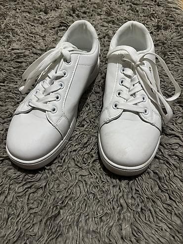 hilfiger: 23azna alinib 15azna satlr 1defe geynlb seliqelidi 38-39 razmer — 1
