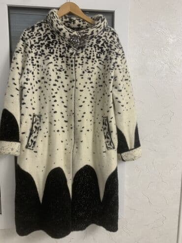 qadın üçün qış dublyonkaları: Qadın paltosu – qara-ağ naxışlı, qalın və yumşaq toxumalı — 1