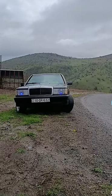 Mercedes-Benz 190 (W201) sedan - Kuzov: qara rəng, 4 qapı, klassik