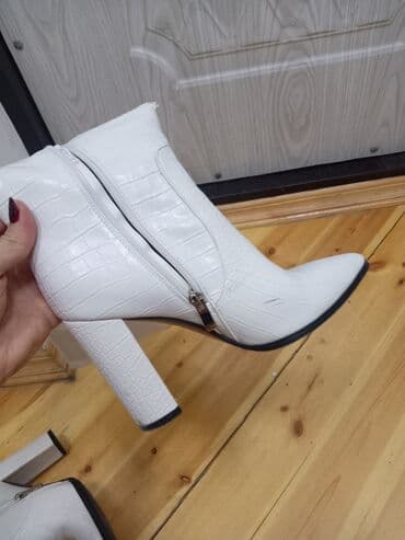 Ağ rəngli qadın çəkməsi – dizə qədər, kərəkimi (krokodil) teksturalı