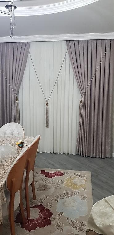 Qəşəng pərdələr otağa zəriflik qatır. Ağ tül pərdələr işığı yumşaq