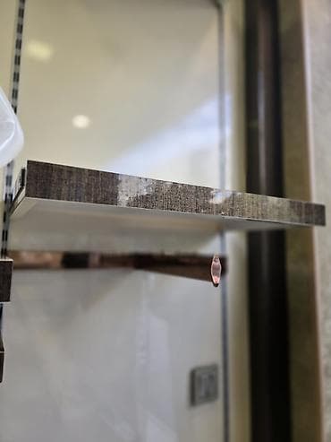 Полочные витрины: Butik üçün tam vitrin və mebel sistemi Tərkib: - Qızılı metal — 7