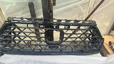 ablisofqa: Avtomobilin ön bamperi üçün qara radiator barmaqlığı (panjur). Üstən — 1