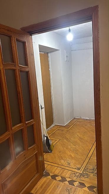 xalqlar dostluğu ev: 🏠 Kirayə verilir – İnşaatçılar metrosunun yaxınlığı 📍 Köhnə tikili — 8