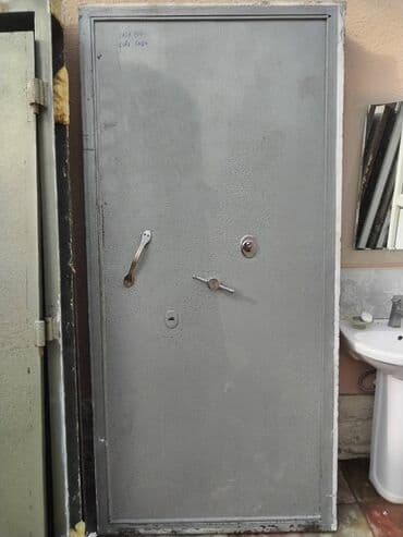 ucuz demir qapilar: Qapı seyf Möhkəm keyfiyyətli qapılar. 7 ədəd var Munasib qiymete hamsı — 6