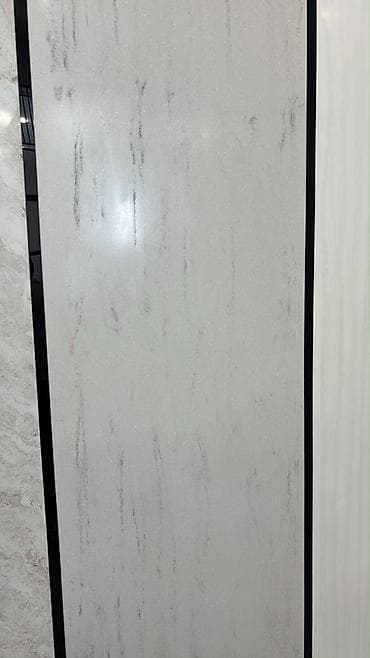 divar deşən: Kvars kompozit (engineered stone) səthlər – açıq bej-boz tonlarda — 3