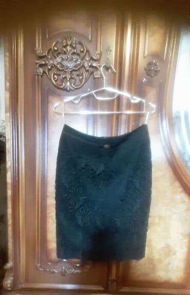 дождевик купить в баку: Qadın geyim dəsti - Qara krujeva ətək: Dizaynda güllü naxışlı, qələm — 1