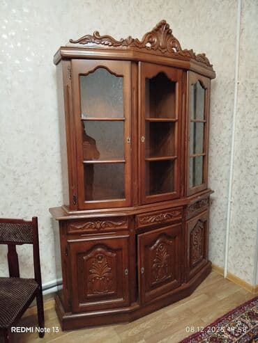 Şüşəli dolab vitrini