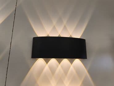 Müasir divar bra-lampası - Dizayn: Mat qara, oval/uzunsov korpus. Üst