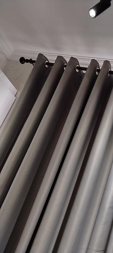 vilur parca turkce: Qara karnizli, halqalı asma 2 eded dekor perde. Hündürlüyü 2.70 Eni — 3