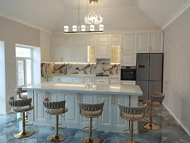 divarda kitab refleri: Premium mətbəx dəsti və ada masa komplekti - Klassik üslubda dizayn — 2