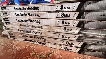 Laminat Poldan sökülme seliqeli veziyettedir .Kvadrati 5 manat