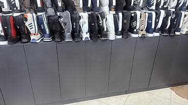 кросовки: Mağaza üçün şkaf vitirini. qiymətdə razılaşma var. 3 şkafdan ibarətdi — 3