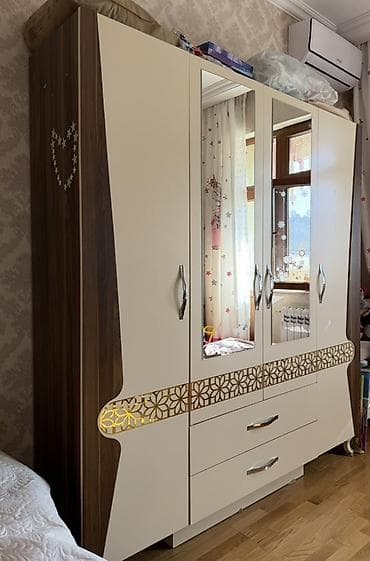 paltar skaflari: İşlənmiş, 3 qapılı, Güzgülü, Bej, Digər material, Açılan, Düz dolab — 1