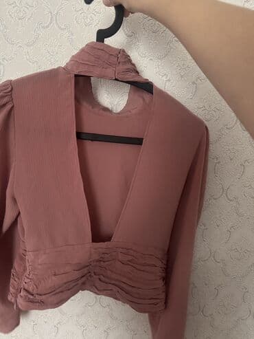 Baş geyimləri: Qadın köynəyi/bluz – tünd pudra/çəhrayı rəngdə, zərif qırışlı tekstura — 2