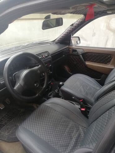 Digər nəqliyyat: Opel sedan • Kuzov: qara rəng, ön-arka tam ölçülü bamperlər, arxa — 5