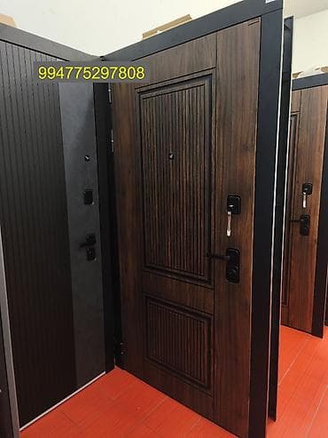 Dəmir giriş qapısı – ağac teksturalı ön panel və qara metal karkas