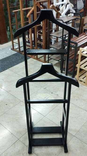 paltar asilqanlari: Müxtəlif rənglərdə mövcud olan bu taxta paltar asılqanları geyimlərin — 9