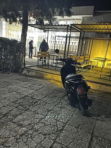 disk kalpak: Şəhər içi rahat hərəkət üçün qara rəngli skuter. Texniki — 2