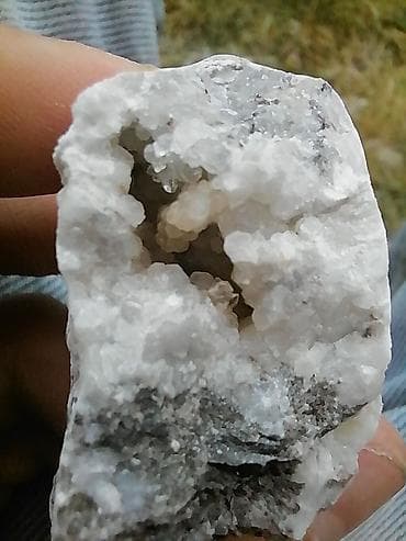 sud separatoru: Ağ kvars geodu – təbii kolleksiya nümunəsi - Material: Ağ kvars — 2