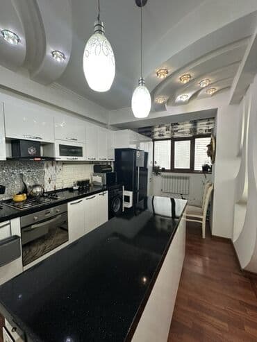 qara qarayev: Mətbəx hissəsində ağ rəngli modul mebellərlə təchiz olunmuş, qara — 6