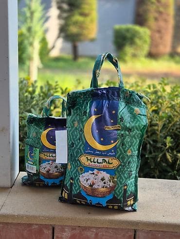 Hilal brendinin ağ qablaşdırmada basmati düyüsü. Qablaşdırmanın