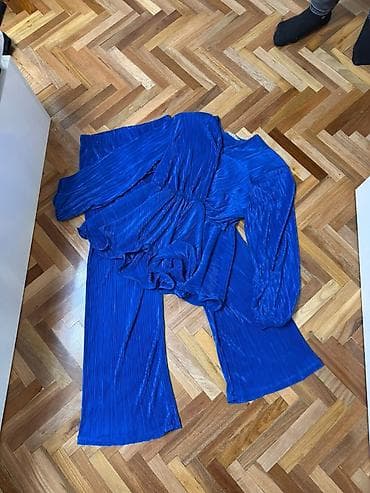 desd paltarlar: Elektrik mavisi rəngdə iki hissəli qadın dəsti: - Üst: Uzunqol, beldən — 2