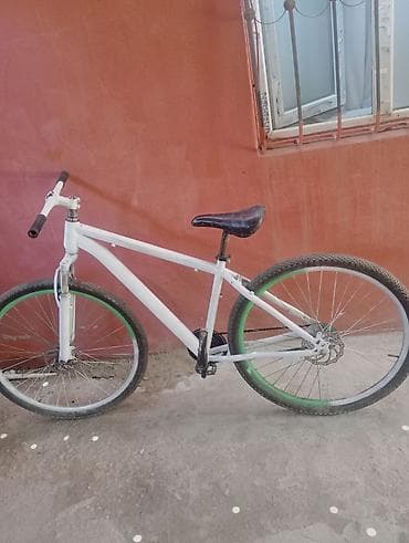 Велосипеды: Şəhər/trek tipli velosiped - Rəng: ağ gövdə, yaşıl haşiyəli təkər — 1