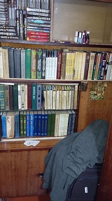 Kitablar və jurnallar: Məhsul: Ev kitabxanası – müxtəlif janrlarda böyük kitab kolleksiyası — 4