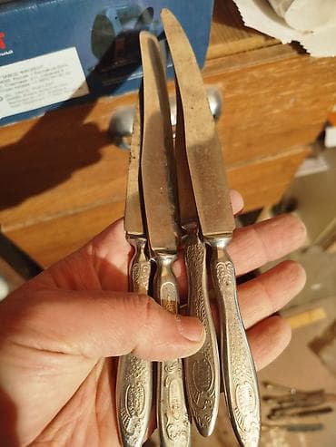 Qədimi süfrə dəsti – bıçaq və çay qaşıqları Tərkibi: - 4 ədəd masa