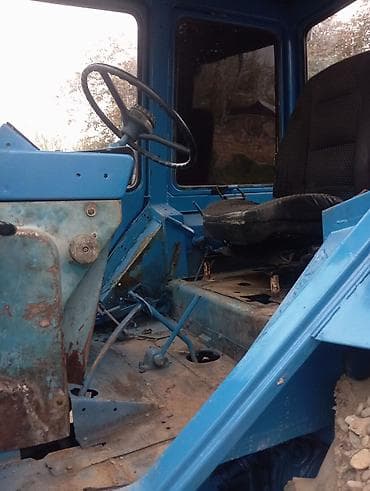 комбик: Mavi rəngli təkərli kənd təsərrüfatı traktoru - Tam qapalı kabina — 4