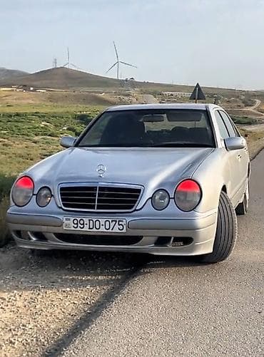 Mercedes-Benz E-Class: 2.2 l | 2001 il Sedan