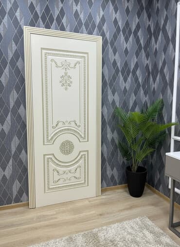 ev qap: Ağ rəngli taxta qapı, klassik üslubda nəfis naxışlar və qızılı — 1