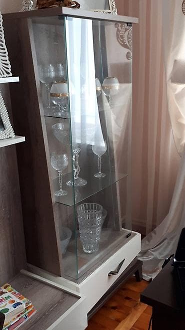 riyad mebel evi: Qonaq otağı mebel dəsti Tərkibi: - Geniş bufet-komod və iri güzgü - — 4