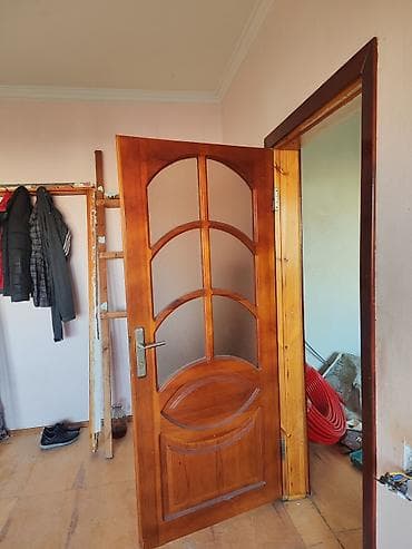 Taxta interyer qapısı – şüşəli dizayn - Material: təbii ağac