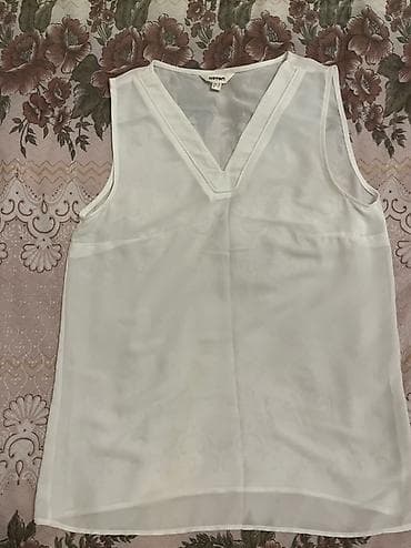 mayka modelleri: Koton brendi qadın bluzası - Model: qolsuz, V-şəkilli yaxalı - Rəng — 1