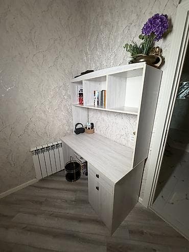 Açıq rəngli kompüter/yazı masası üst rəf hissəsi ilə birlikdə təqdim — 4
