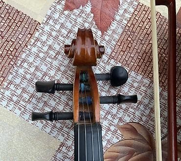 instrumentlər: 4/4 ölçülü skripka satılır. Şəkillərdə göründüyü kimi alət klassik — 4
