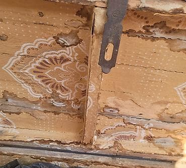 unitaz islenmis: Bağda həyət evində əşyaları yığmaq üçün sandıq. satılır.Rənglədib evdə — 5