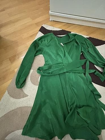 Yaşıl rəngli zərif qadın donu - Model: kəmərli “wrap”/bağlamalı stil
