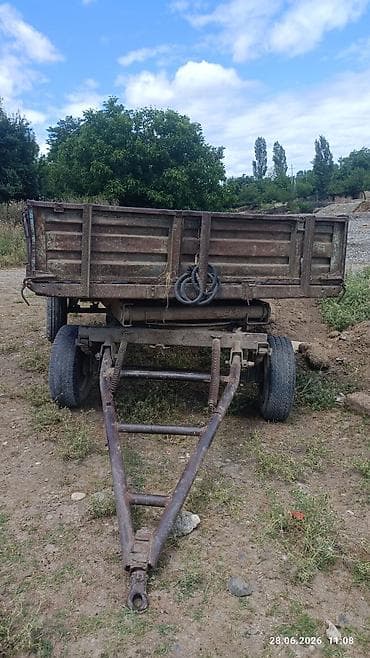 maşın radiatoru: Mavi rəngli MTZ 80 tipli traktor lafet və mala sürülən traktordu real — 6