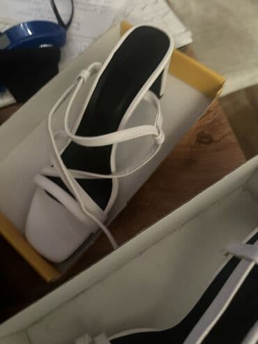 белые босоножки на тракторной подошве: Размер: 40, цвет - Белый, Новый — 1