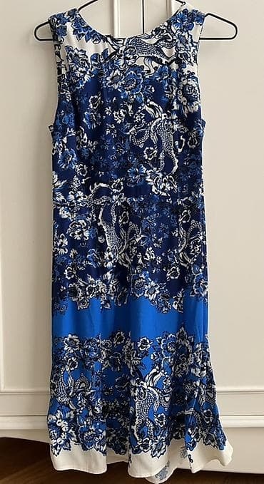 Desigual brendi. Mavi-ağ rəng sxemində çiçəkli və naxışlı qadın donu