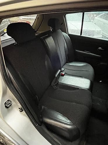 passat fara: Nissan Tiida — gümüşü rəng, 5 qapılı hetçbek. Xarici və texniki — 4