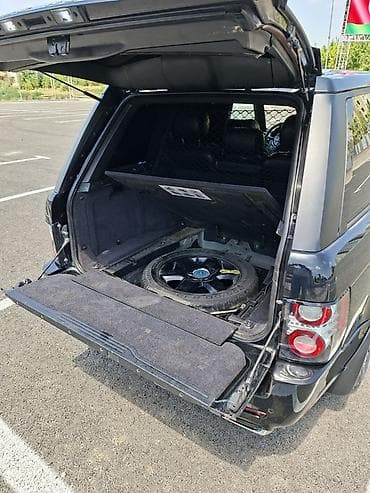 e 3 2: Land Rover Range Rover: 4.4 l | 2024 il 285637 km Ofrouder/SUV — 6
